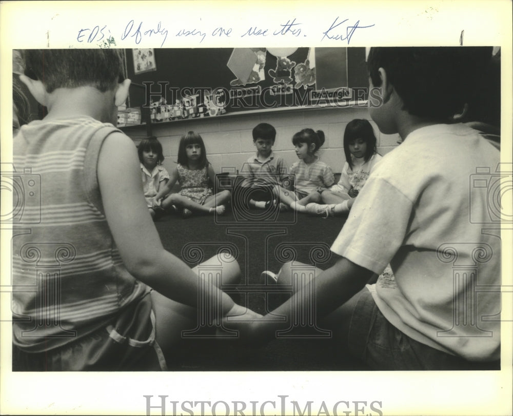 1990 Press Photo Hazel Park pre-school students hold hands to show unity - Historic Images