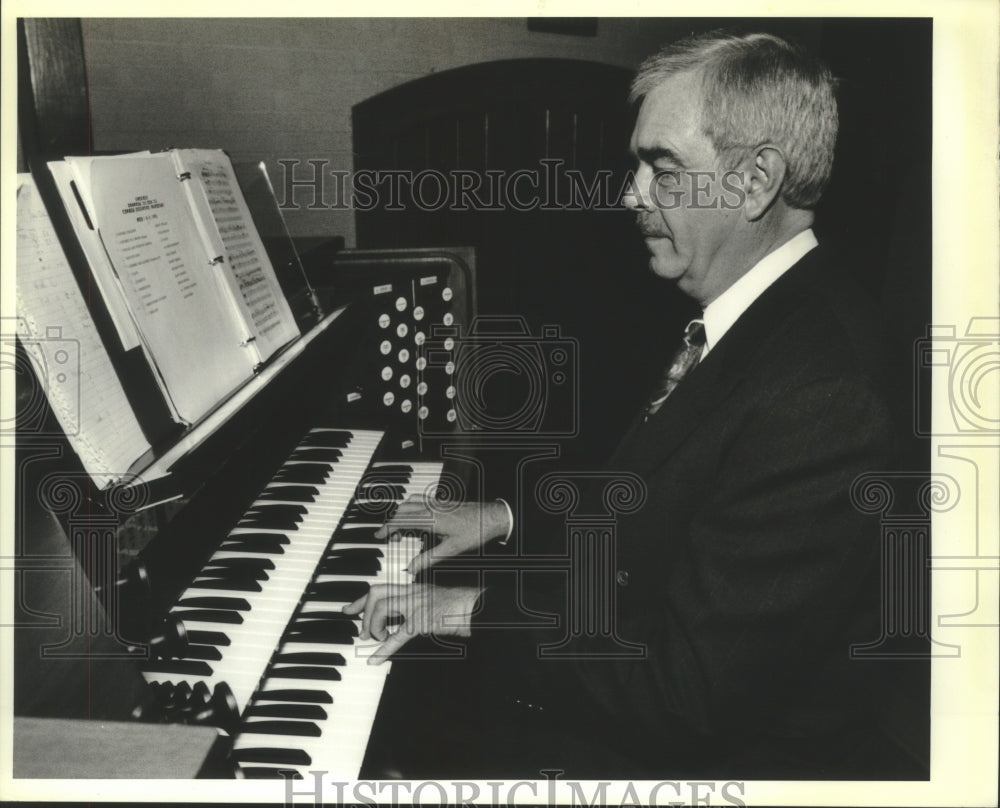 1992 Press Photo Tom Hazleton presented a recital at the United Methodist Church - Historic Images