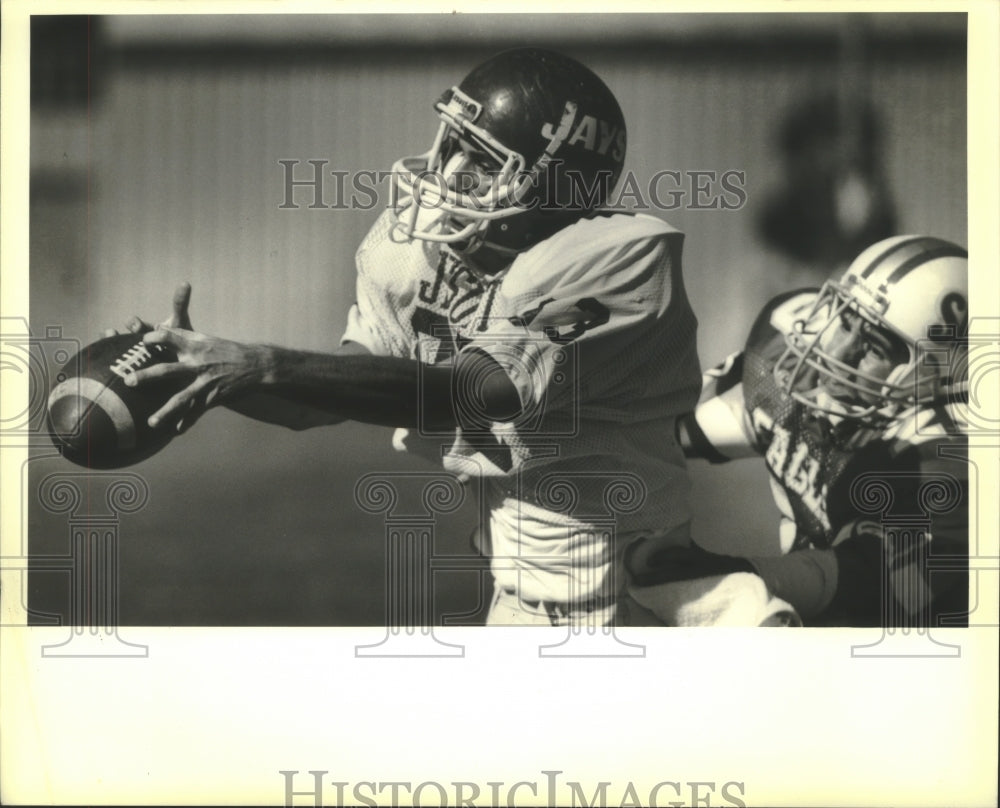 1988 Press Photo Jesuit receiver Jeff Hayman hangs onto pass , football - Historic Images