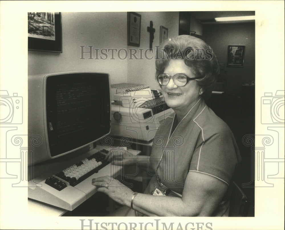 1982 Press Photo Louise Geaney working on a Personal Computer - nob28264 - Historic Images