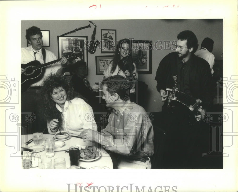 1989 Press Photo Tina Hebart and Bart Cameron are Serenaded by &quot;Acadiana&quot; - Historic Images