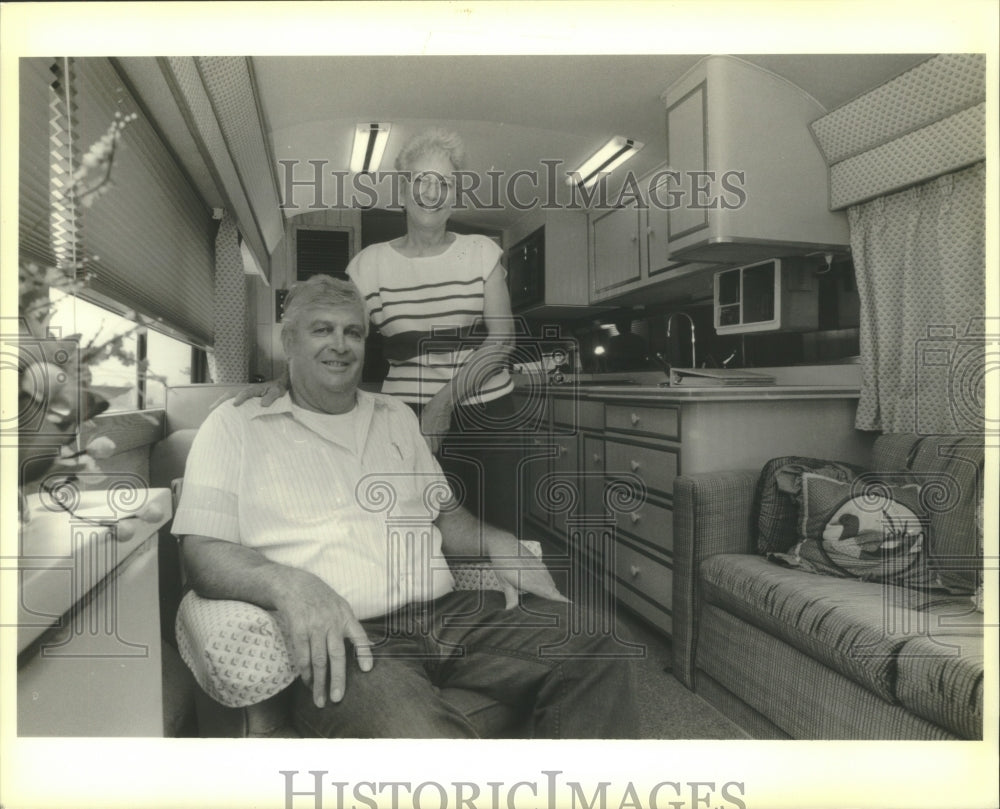 1989 Press Photo Arthur and Alice Hebert Travel In Converted Greyhound Bus - Historic Images