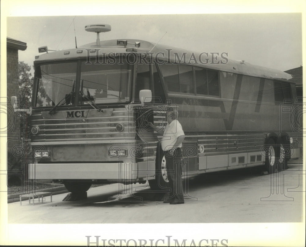 1989 Press Photo Arthur Hebert Works On His Renovated Greyhound Bus &quot;Cajun Bear&quot; - Historic Images