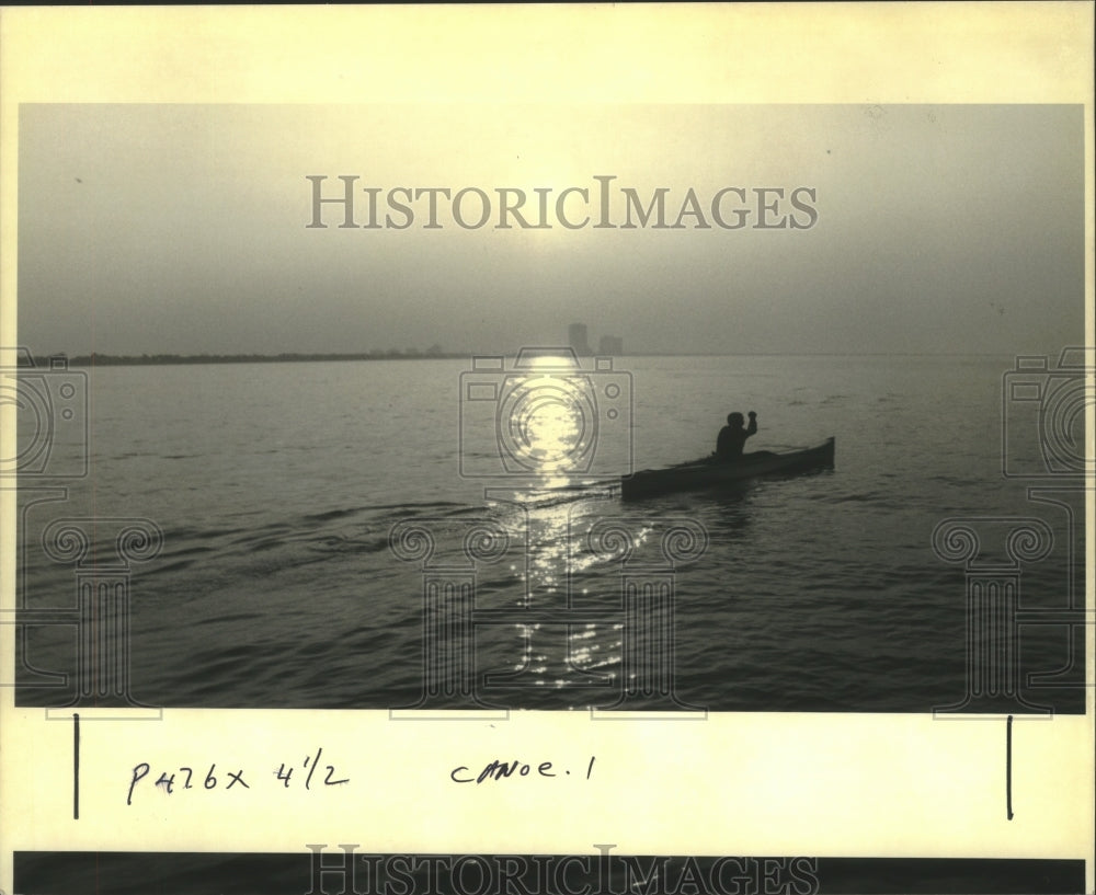 1992 Press Photo Arthur Hebert Paddles His Canoe at Sunset on Lake Ponchartrain - Historic Images