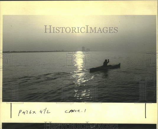 1992 Press Photo Arthur Hebert Paddles His Canoe at Sunset on Lake Ponchartrain - Historic Images