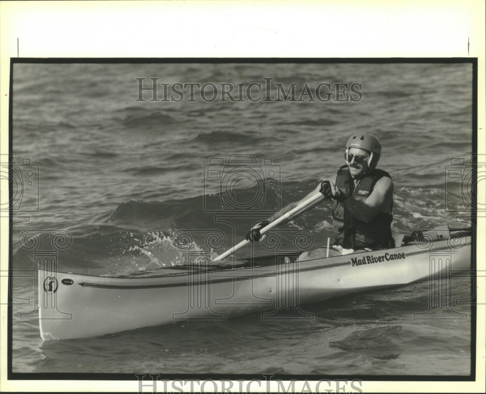 1990 Press Photo Arthur Hebert Paddling His Canoe in Rough Waters - Historic Images