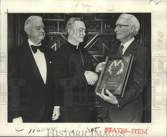 1976 Press Photo Archbishop Philip M. Hannan accepts Mexico Society Award - Historic Images