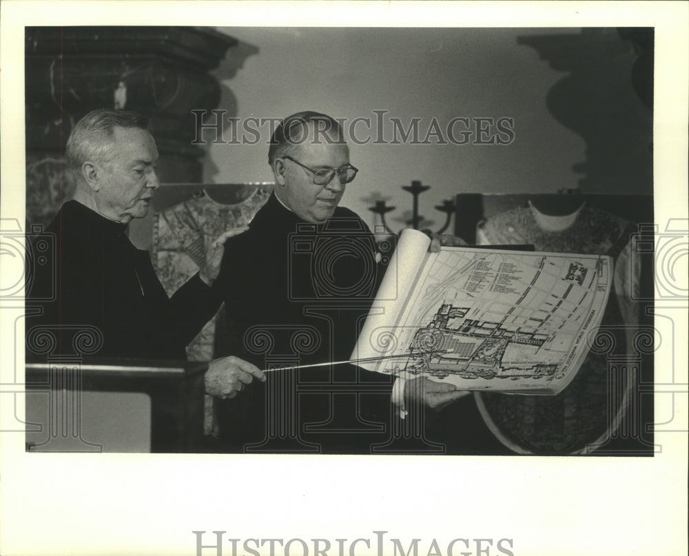 1982 Press Photo Archbishop Philip M. Hannan points to Vatican Exhibit on map - Historic Images