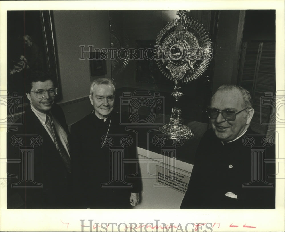 1985 Press Photo Archbishop Philip Hannan &amp; others with Eucharistic Monstrance - Historic Images