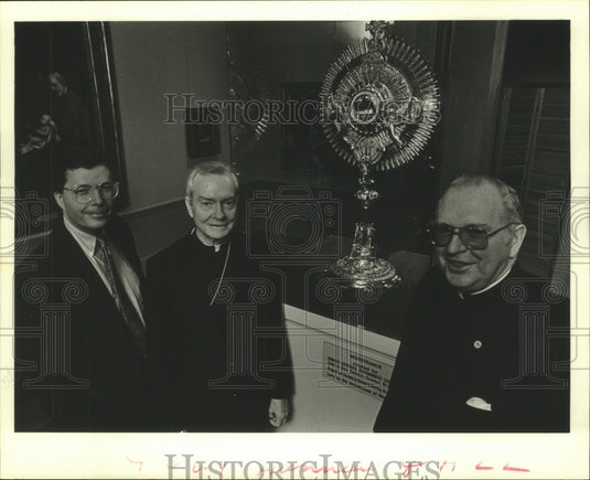 1985 Press Photo Archbishop Philip Hannan & others with Eucharistic Monstrance - Historic Images