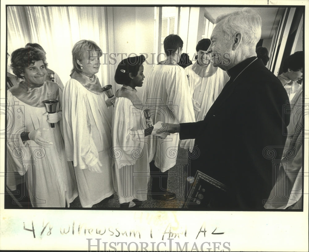 1984 Press Photo Archbishop Hannan greets St. Michael&#39;s Special School&#39;s choirs - Historic Images