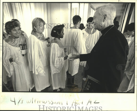1984 Press Photo Archbishop Hannan greets St. Michael's Special School's choirs - Historic Images