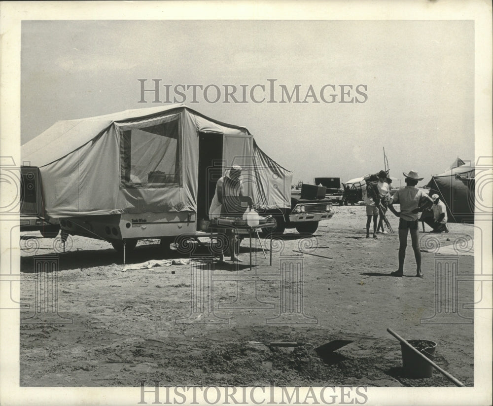 1969 Press Photo Camping at Grand Isle. Here campers park on the beach. - Historic Images