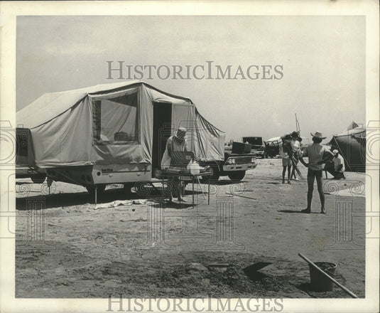 1969 Press Photo Camping at Grand Isle. Here campers park on the beach. - Historic Images