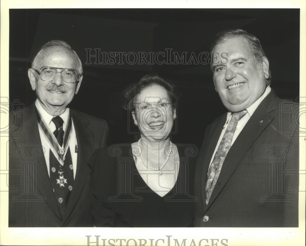 1993 Press Photo Doctor Albert Habeeb, Margaret &amp; John Murdock at SAR event - Historic Images