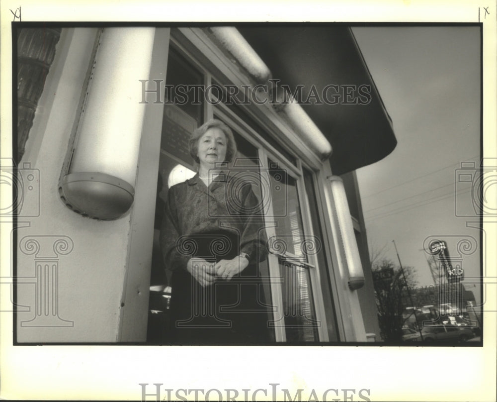 1992 Press Photo Coo Hachet stands in front of Roussel&#39;s Restaurant - Historic Images