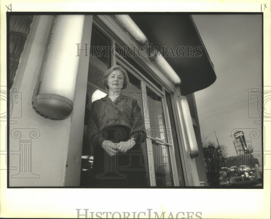 1992 Press Photo Coo Hachet stands in front of Roussel's Restaurant - Historic Images