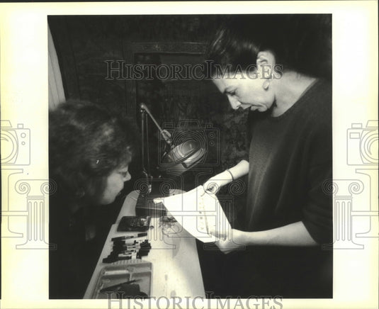 1994 Press Photo Mary Elizabeth Morrow & Jessica Hack tapestry restoration - Historic Images