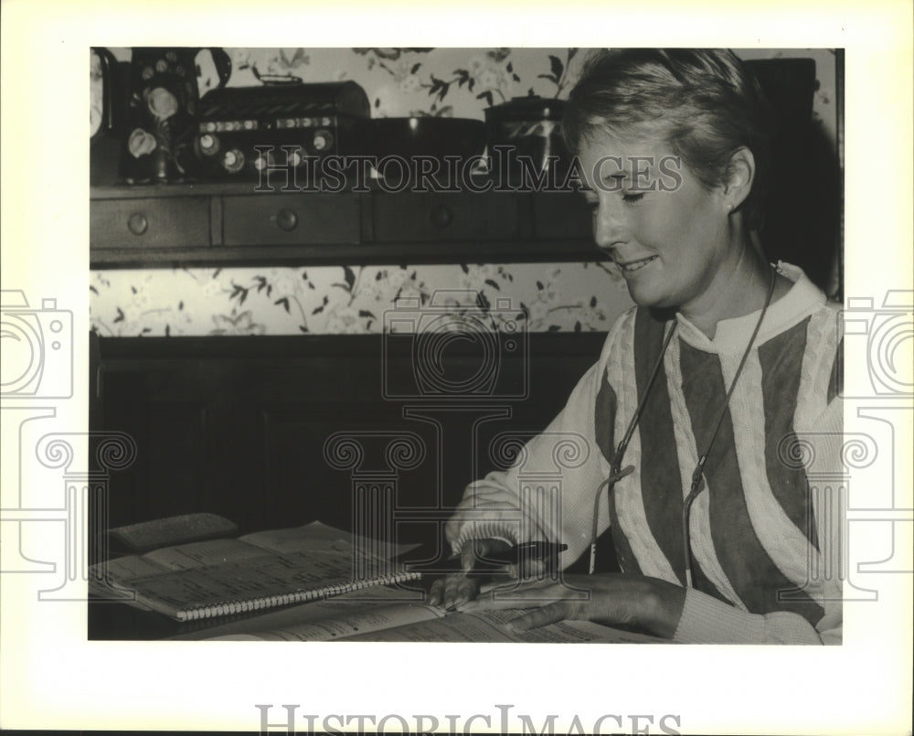 1990 Press Photo Arlene Haan, operation mainstream reviews her teaching material - Historic Images