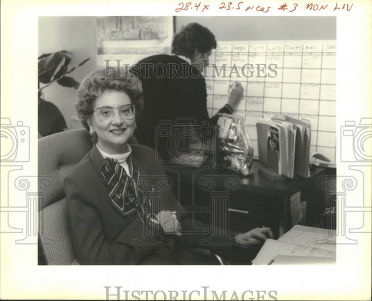 1990 Press Photo Patty Habeeb at Desk with Suzette Cari in Background - Historic Images