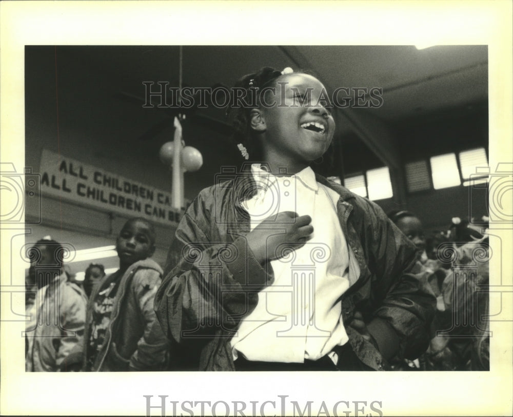 1995 Press Photo Ladricka Dyson recites the pledge of allegiance at the ceremony - Historic Images