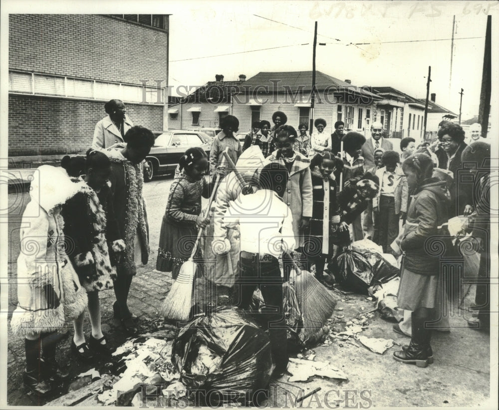 1978 Press Photo William J. Guste Elementary Students Clean Up Around School - Historic Images