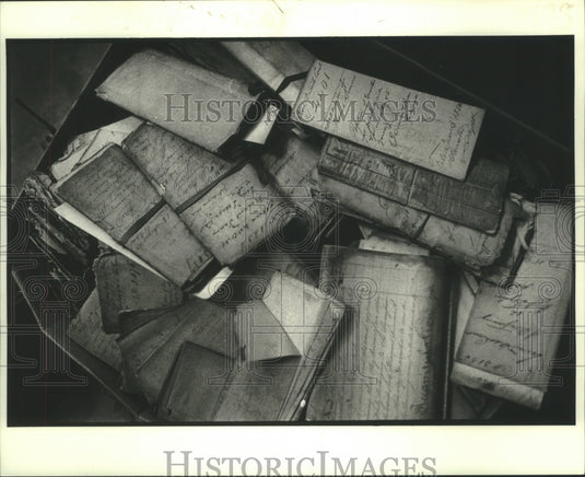 1981 Press Photo Browsing through collections of the city's history - nob28447 - Historic Images