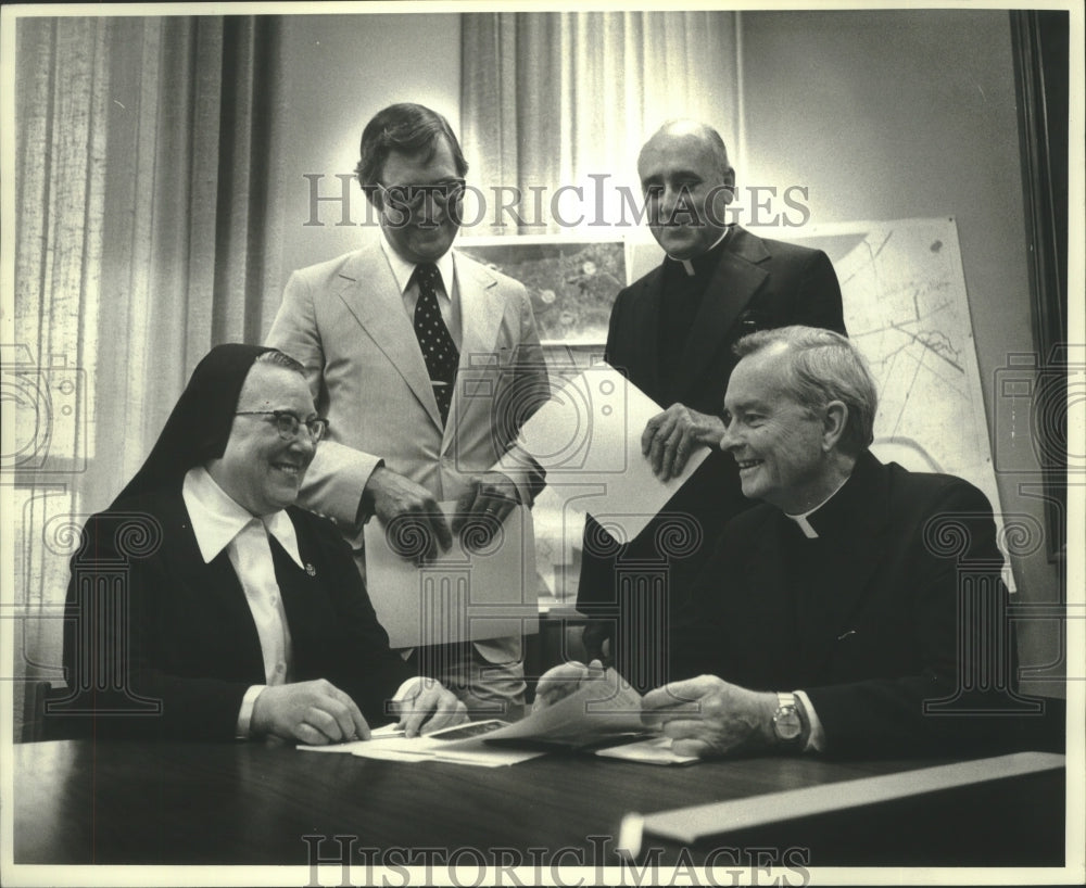 1976 Press Photo Making final plans for Prayer Service are event tri-chairman - Historic Images