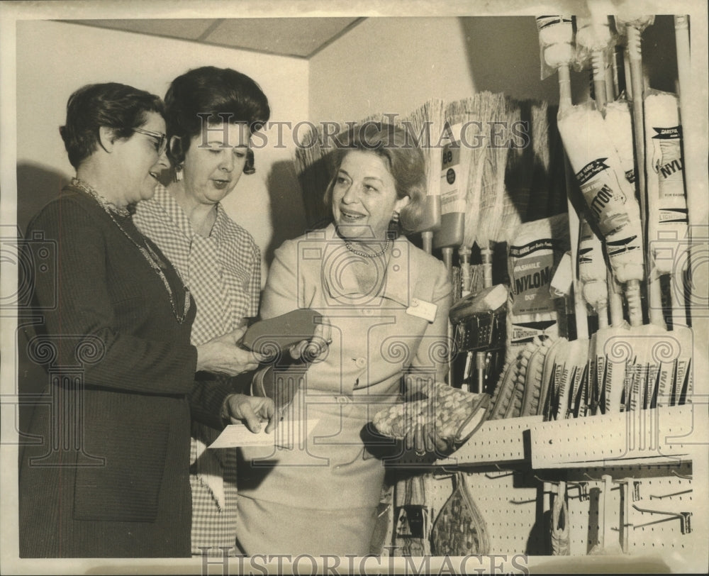 1971 Press Photo Members of Lighthouse for Blind Planning an Event - nob28466 - Historic Images