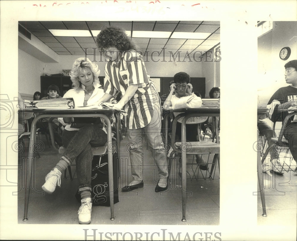 1985 Press Photo Scene from Vernon C. Haynes Jr. High School Swap Day - Historic Images