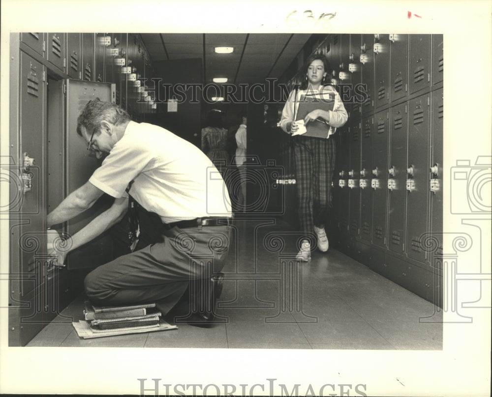 1985 Press Photo John Duffel during Swap day at Vernon C. Haynes Jr High School - Historic Images