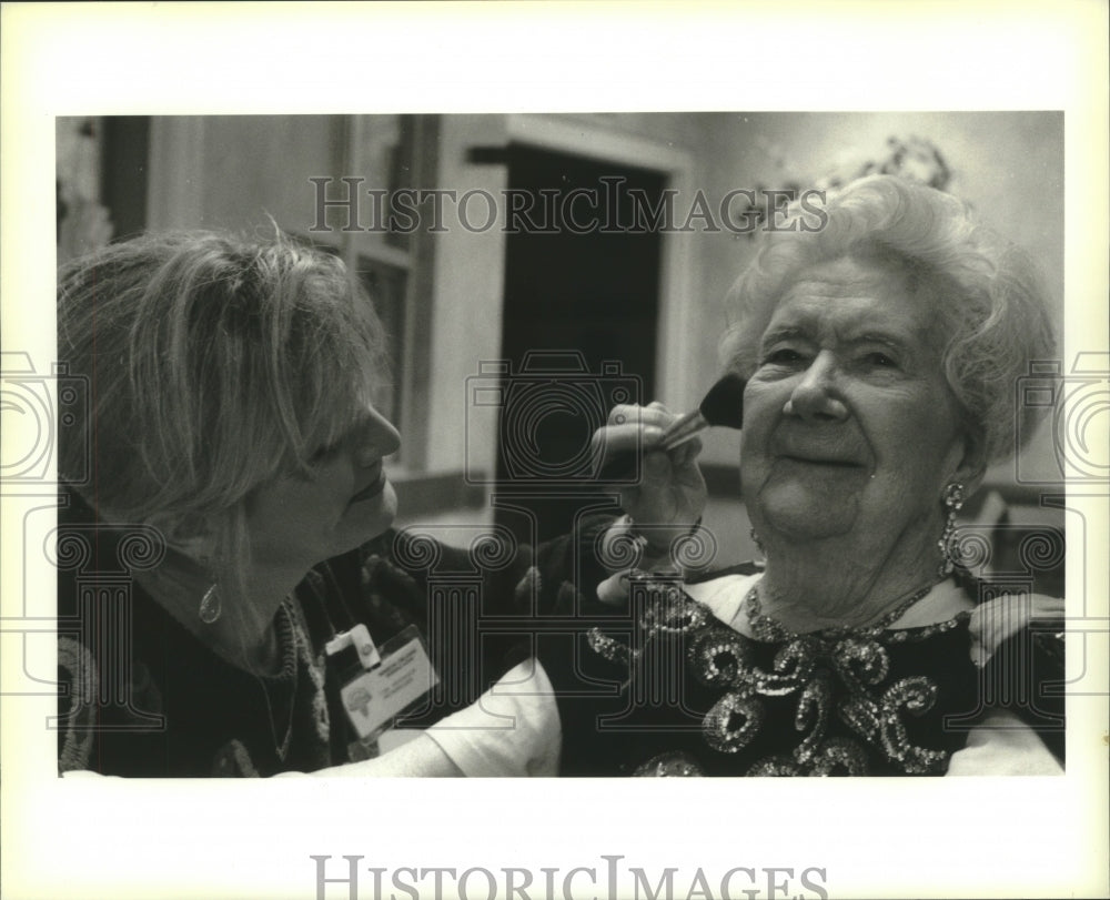 1995 Press Photo Mardi Gras Ball at Maison Orleans Nursing Home - Historic Images