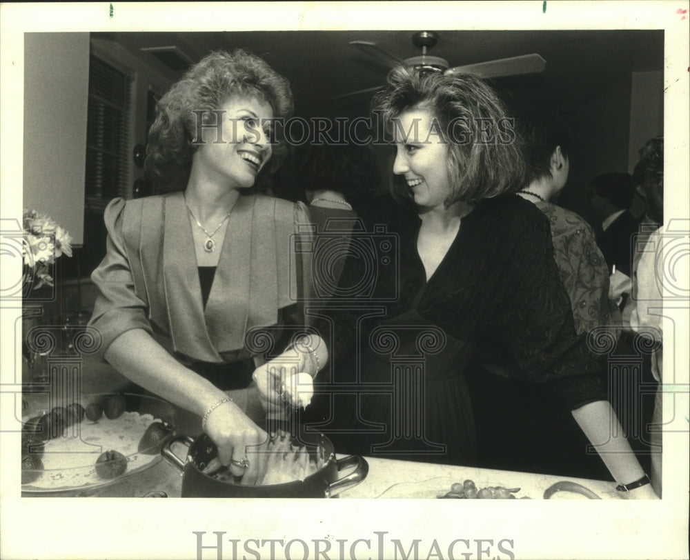 1988 Press Photo Sharon Hannahan and Regina Toomey - Historic Images