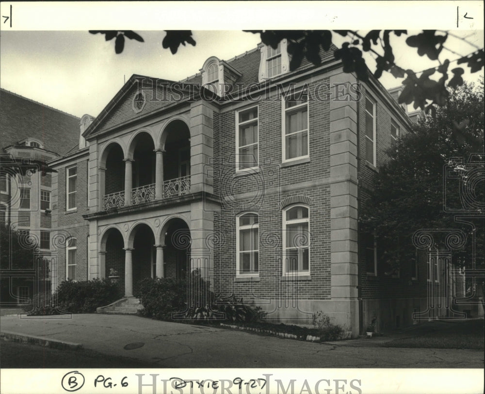 Press Photo Brick Building - Historic Images