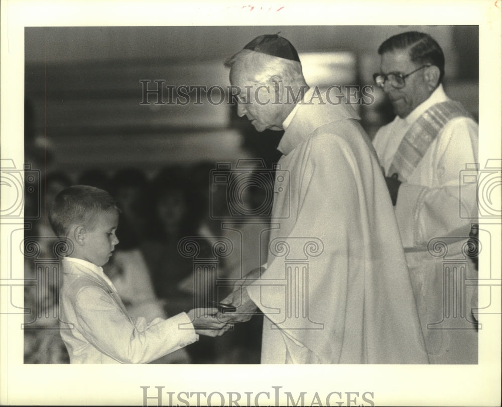 1988 Press Photo Craig Miller presents gift to Archbishop Phillip Hannan - Historic Images