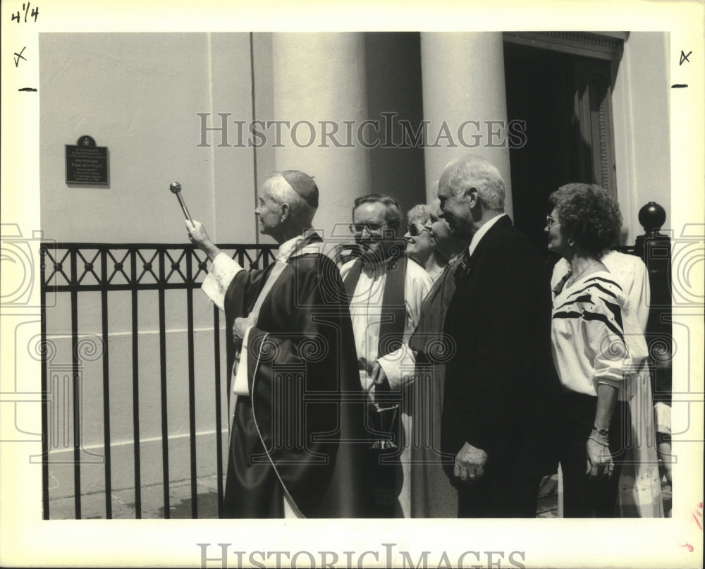 1988 Press Photo Archbishop Philip Hannan blesses plaque at St. Louis Cathedral - Historic Images