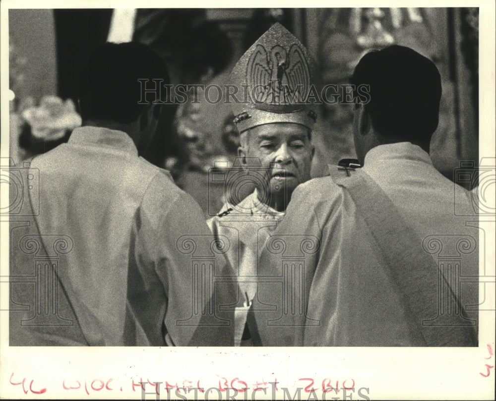 1987 Press Photo Archbishop Phillip Hannan ordains Ray Hymel in New Orleans - Historic Images