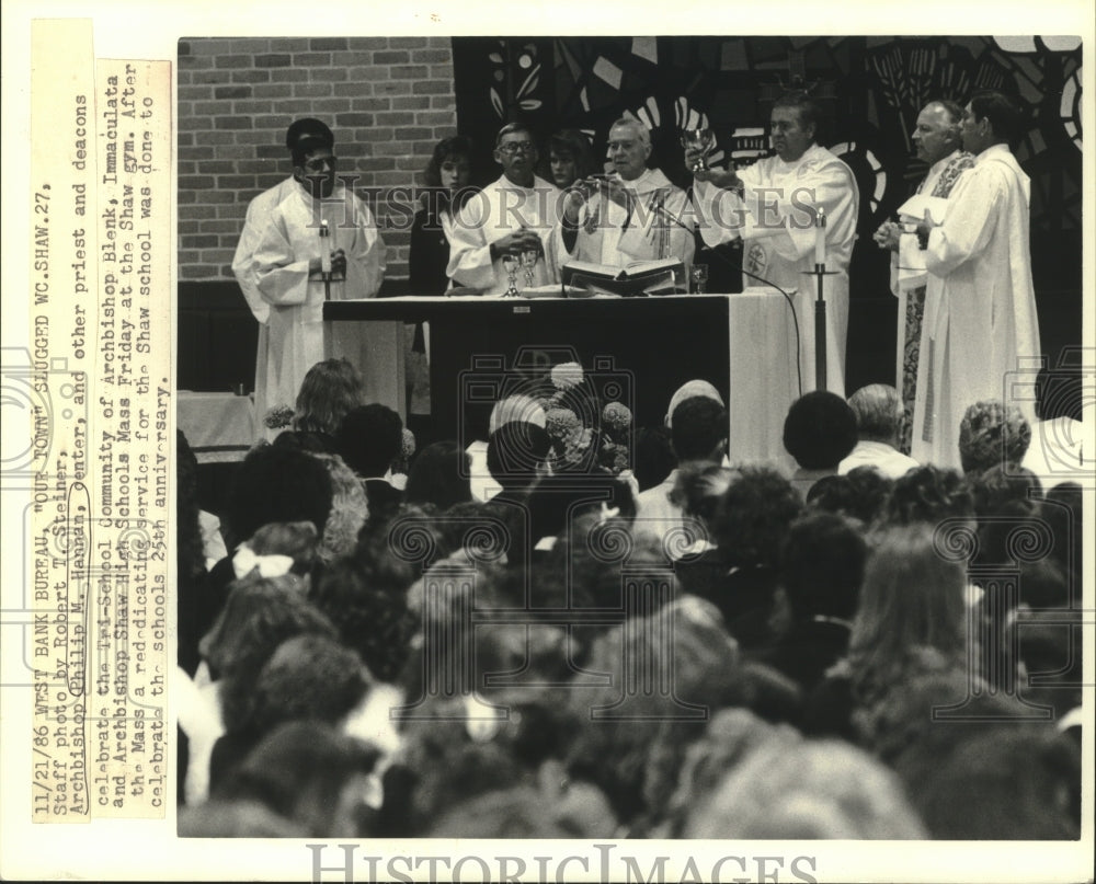 1986 Press Photo Archbishop Philip Hannan during mass at Archbishop Shaw School - Historic Images