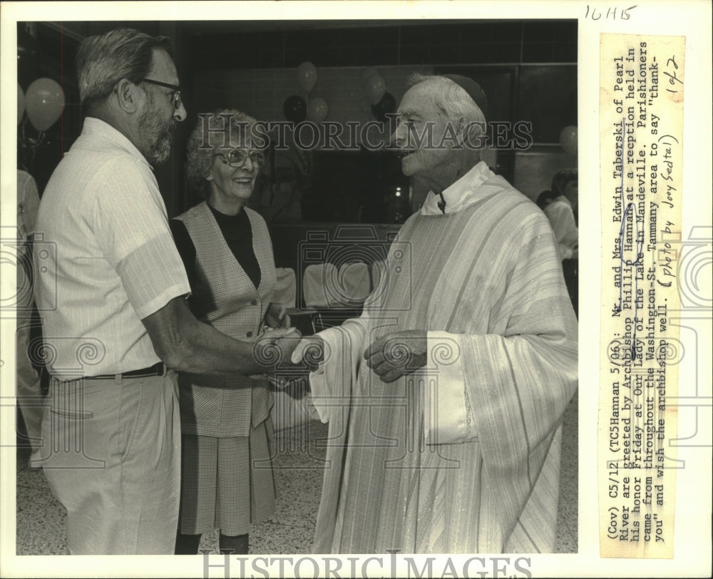 1986 Press Photo Mr. &amp; Mrs. Edwin Taberski greeted by Archbishop Phillip Hannah - Historic Images