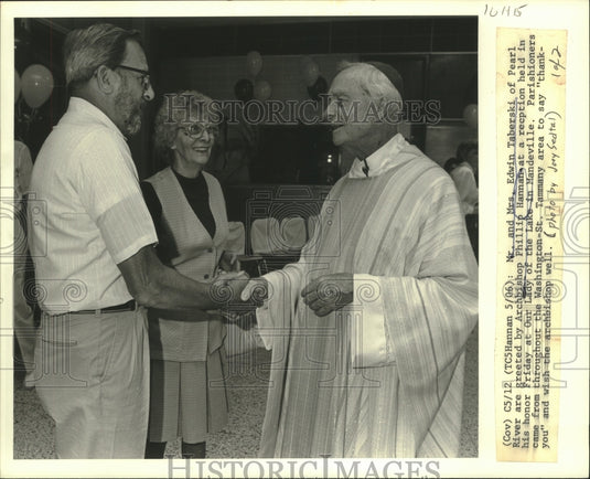 1986 Press Photo Mr. & Mrs. Edwin Taberski greeted by Archbishop Phillip Hannah - Historic Images