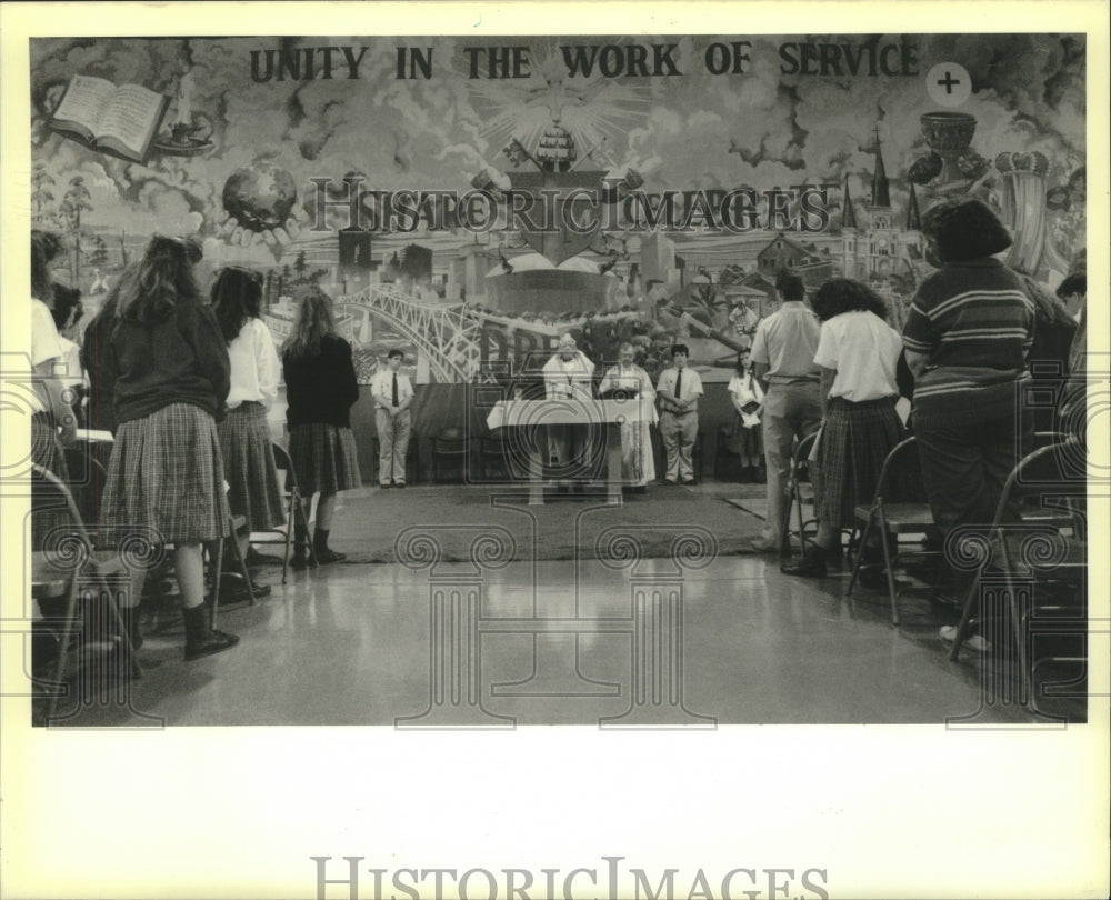 1989 Press Photo Archbishop Phillip Hannan celebrates mass at Hannan High School - Historic Images