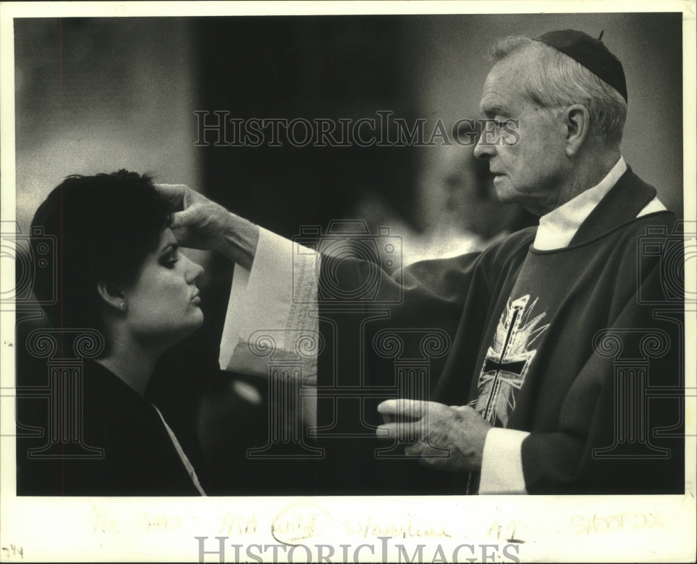 1999 Press Photo Archbishop Phillip Hannan places ash on worshiper at St. Louis - Historic Images