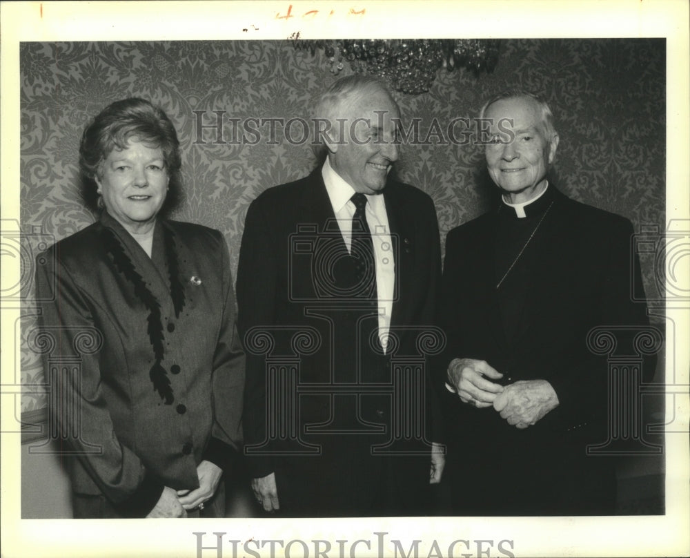 1991 Press Photo Mr. Russell and Anne Kendall with Archbishop Philip Hanna - Historic Images