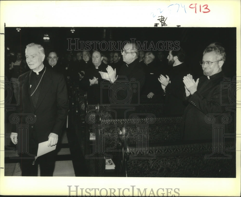 1989 Press Photo Archbishop Philip Hannan gets applause from Jesuit priest - Historic Images