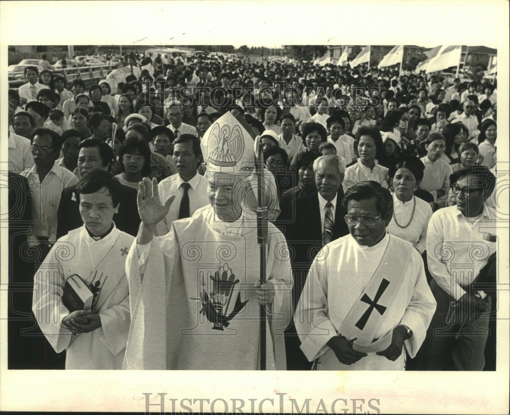 1988 Press Photo Archbishop Philip M. Hannan leads a procession of Vietnamese - Historic Images