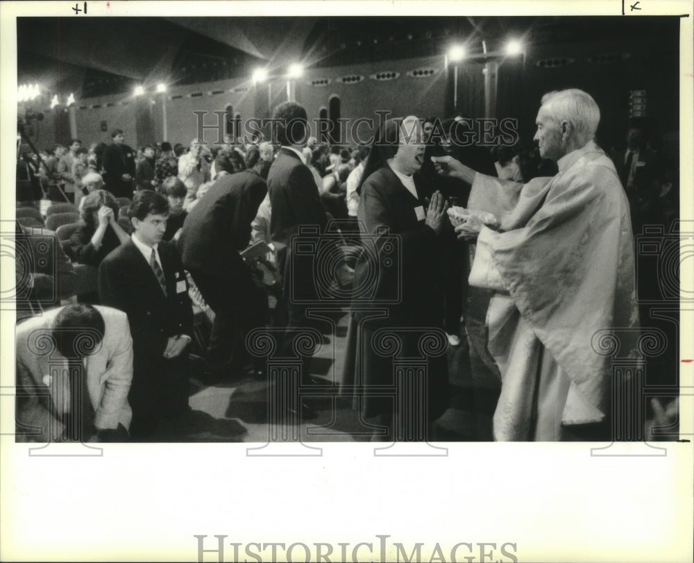 1990 Press Photo Archbishop Phillip Hannan serves communion during mass - Historic Images