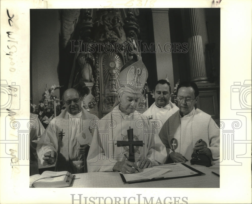 1987 Press Photo Archbishop Hannan signing of Synod document - nob28535 - Historic Images