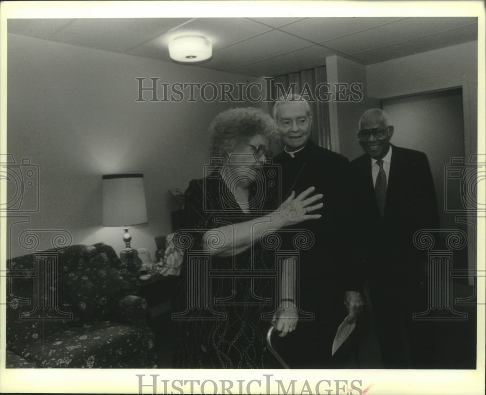 1988 Press Photo Lillian Pickens shows her apartment in Metairie Manor II - Historic Images