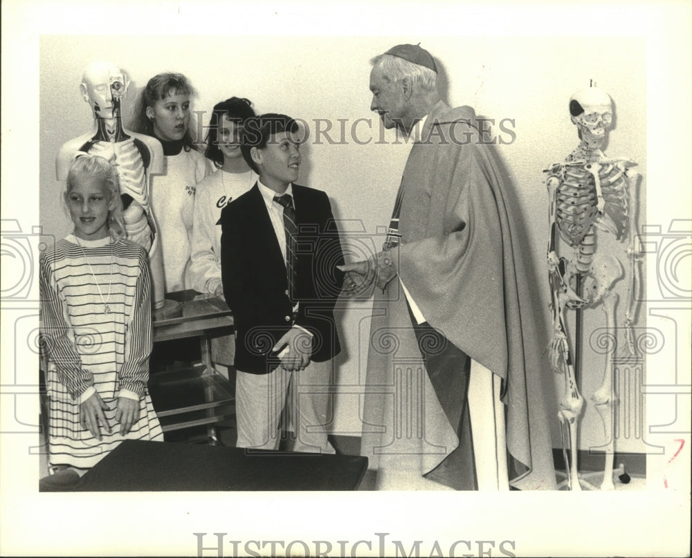 1988 Press Photo Archbishop Hannan bless the Science Lab at St. Clement School - Historic Images