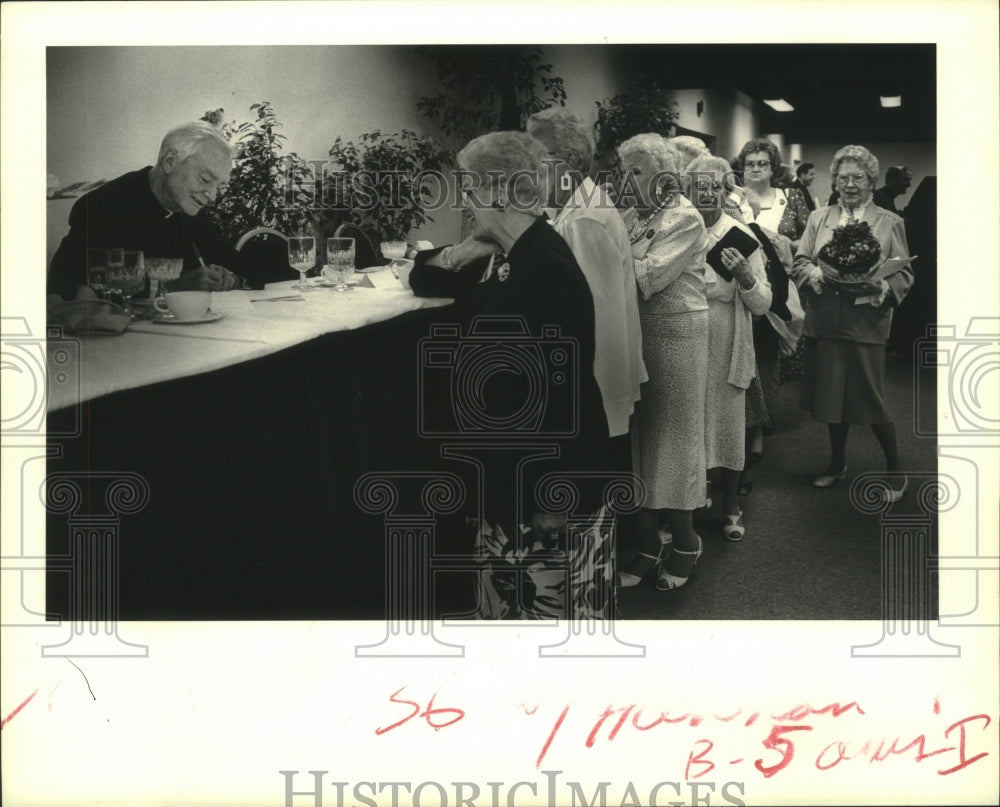 1988 Press Photo Women lined up to have Archbishop Hannan sign their programs - Historic Images